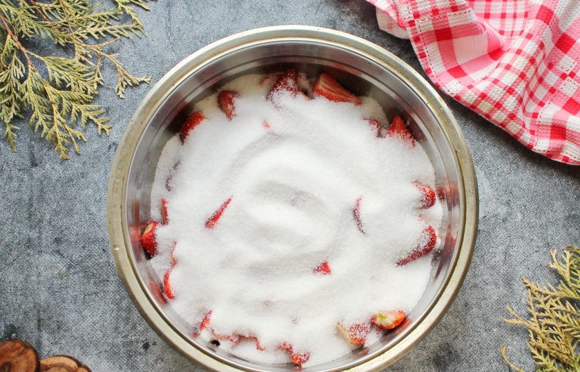 1. Этап. Варенье из клубники с розовым перцем: Засыпьте клубнику сахаром (отсыпав 50 грамм сахара) и оставьте на 5-6 часов, чтобы появился сок.