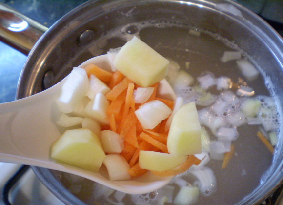 1. Этап. Суп на рыбном бульоне: 6. Также сразу добавляйте овощи в бульон. Они варятся столько же, сколько и пшено, не более 20 минут. Варим.