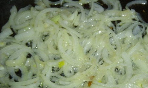 1. Этап. Квашеные баклажаны с морковкой и чесноком: Очищенный лук нарежьте полукольцами и обжарьте на растительном масле до прозрачности.