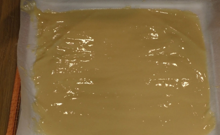 1. Этап. Ореховый рулет с вареной сгущенкой (на скорую руку): 3. Готовое жидкое тесто вылейте на пергамент, придав ему форму прямоугольника. После чего уберите в духовку, разогретую до 180 градусов, на 15-20 минут.