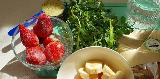 1. Этап. Смузи с маракуйей, клубникой и руколой: Ингредиенты. Клубника и банан из заморозки, маракуйя - пюре. Также я использую в смузи порошок киви и воду. Можно использовать натуральный киви, просто тогда уменьшить количество воды. Также можно использовать протеин по вкусу или вовсе отказаться от него. Свежие фрукты в смузи более чем равноценная замена, но банан нужен замороженный, он влияет на структуру смузи.