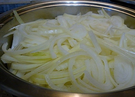 1. Этап. Куриная грудка с луком: Репчатый лук очищаем и нарезаем полукольцами. Выкладываем лук поверх куриного мяса. Закрываем кастрюлю крышкой и ставим на небольшой огонь. Готовим чуть больше часа.