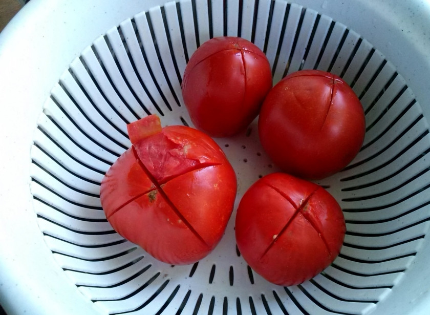 1. Этап. Аджапсандали: 8. Помидоры на 1-2 минуты опустите в кипяток, а затем снимите с них кожицу.