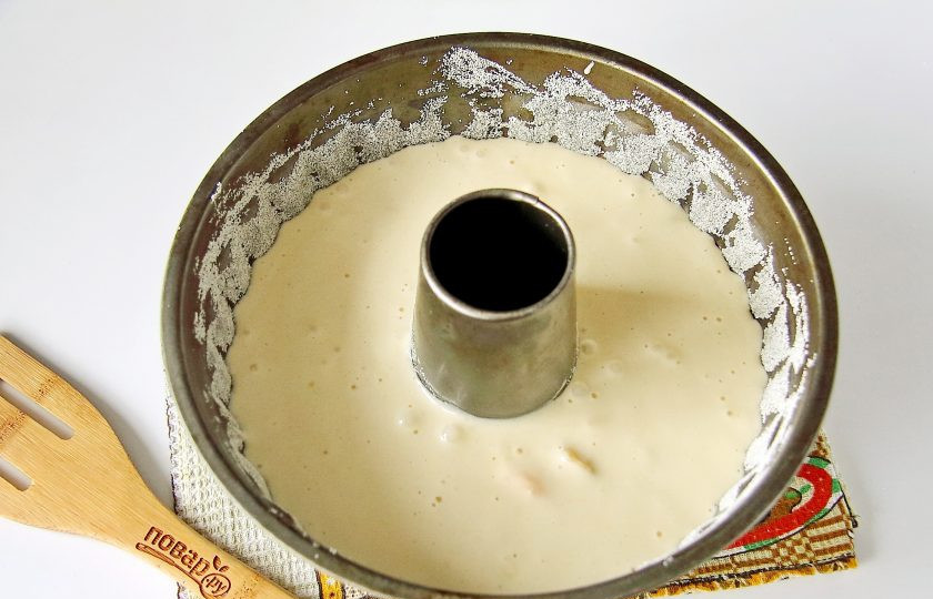 1. Этап. Шарлотка с мандаринами: Форму для выпечки смажьте маслом и присыпьте мукой или манкой. Вылейте тесто и разровняйте его лопаткой. Выпекайте пирог в духовке при температуре 180 градусов до румяного цвета около 30-40 минут. Готовность проверяйте деревянной шпажкой.