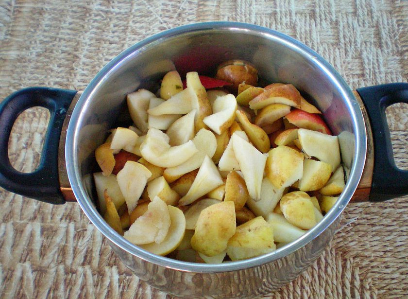 1. Этап. Варенье из груш и слив: Сердцевину из груш удаляем. Груши нарезаем кусочками и кладем их в кастрюлю с толстым дном.