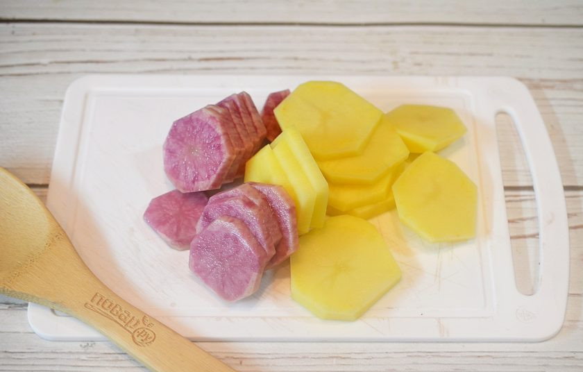 1. Этап. Лосось, запеченный с овощами: 2. Картофель почистите и нарежьте кружками. У меня обычный и розовый картофель.