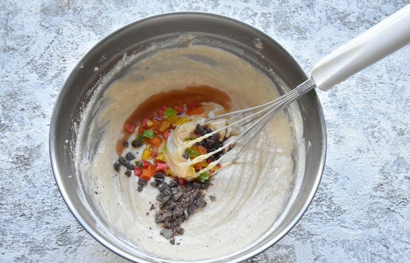 1. Этап. Кексовый кулич на Пасху: В готовое тесто добавьте рубленый шоколад и кусочки цукатов вместе с остатками амаретто.