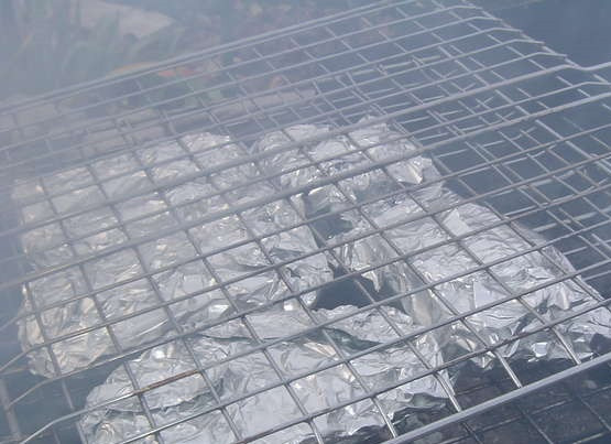 1. Этап. Горбуша в фольге на углях: 4. Фольгу свернуть конвертом, плотно завернув края, чтобы не вытекал сок. Отправить рыбку на решетку. Горбуша в фольге на углях в домашних условиях готовится довольно быстро - от 15 до 25 минут, в зависимости от размера рыбки и жара.