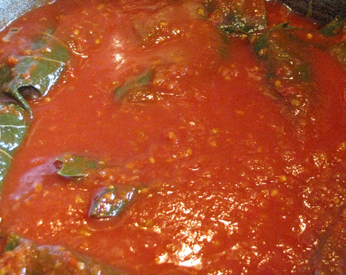 1. Этап. Долма с рисом: Готовим соус. Заливаем в кастрюлю 0,5 л воды, добавляем туда аджику, томатную пасту, оставшийся рис, специи, соль, сахар. Заливаем соус в казан с долмой, накрываем крышкой и варим 15 минут на медленном огне после закипания.