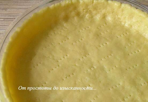 1. Этап. Пирог с абрикосами и малиной: Тесто распределите руками по форме диаметром 22-24 см, сделав небольшие бортики. Тесто проколите вилкой в нескольких местах и уберите в морозилку на 20-30 минут.