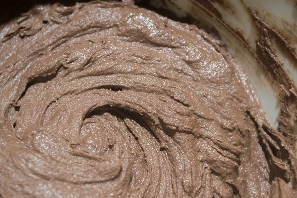 1. Этап. Очень простой и вкусный торт: 4. Для приготовления крема взбейте размягченное сливочное масло с сахарной пудрой. Добавьте немного молока, ванильный экстракт и растопленный шоколад.