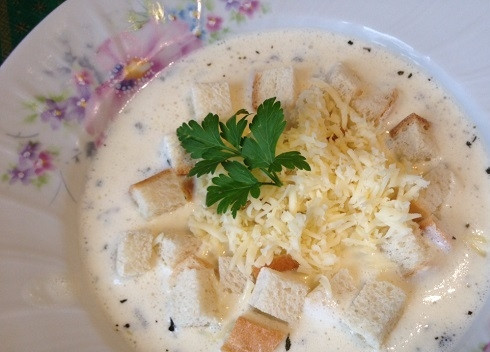 1. Этап. Суп из сыра: Разливаем суп по тарелкам, выкладываем сухарики и посыпаем их оставшимся сыром. Приятного аппетита!