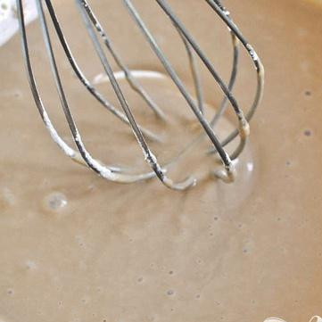 1. Этап. Курица по-азиатски с соусом и рисом: 1. Нарезать курицу на кусочки. В миске перемешать кунжутное масло, соевый соус, яичный белок и кукурузный крахмал до получения густой кашицы.