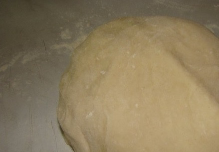 1. Этап. Лепешки с сыром: Вскипятите воду. Горячую воду соединяем с мукой. Замешиваем тесто. Накрываем его салфеткой и оставляем на 30 минут.