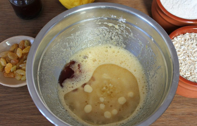 1. Этап. Овсяное печенье с цельнозерновой мукой: Наливаем настойку и рафинированное подсолнечное масло.