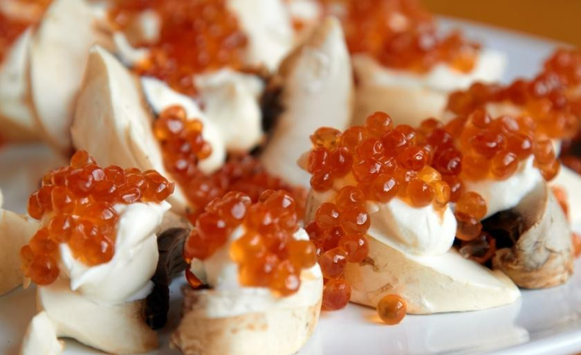 1. Этап. Шампиньоны с красной икрой: И, наконец, на сметану выкладываем немножечко красной икорки. Закуска готова к подаче на стол.