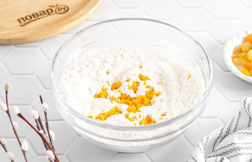 1. Этап. Кулич из рисовой муки: С апельсина снимите цедру и добавьте в миску, еще раз перемешайте.