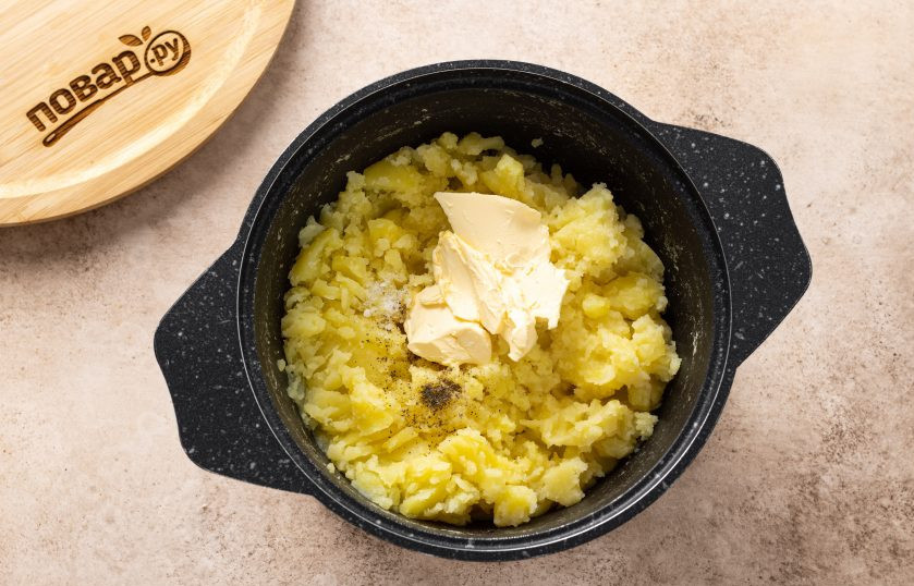 1. Этап. Картофельное пюре с горчицей: Добавьте сливочное масло, соль и щепотку чёрного молотого перца. Все перемешайте. Затем влейте молоко и доведите пюре до желаемой консистенции.