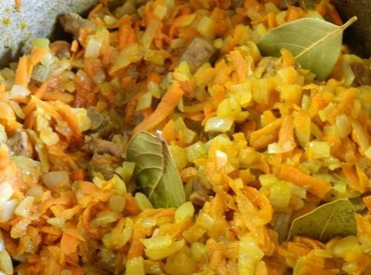 1. Этап. Паштет из говяжей печени с морковью и луком: 8. Все перемешиваем и тушим несколько минут, после чего добавляем лавровый лист и тушим всё до полной готовности.