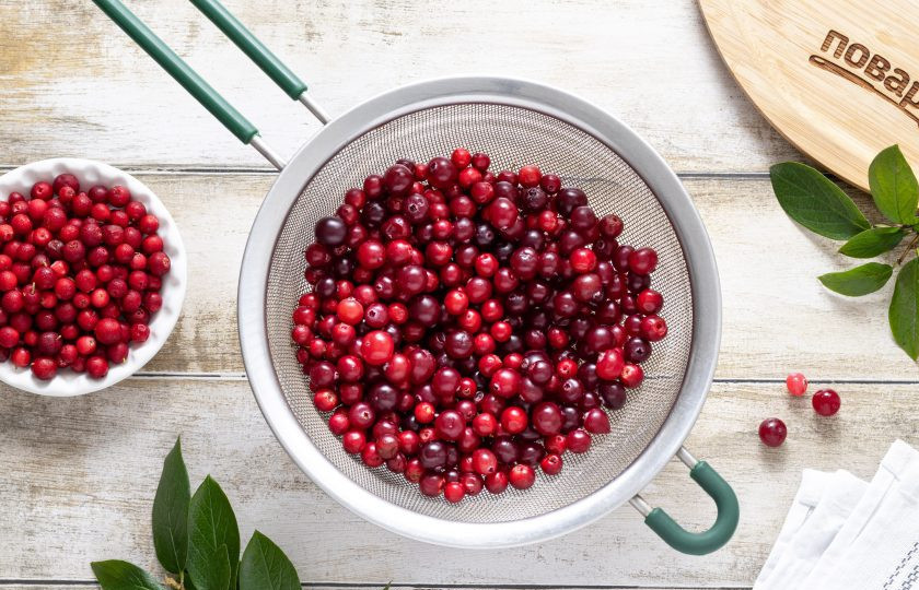 1. Этап. Варенье из клюквы и брусники: Клюкву и бруснику промойте, затем откиньте на сито, чтобы стекла лишняя жидкость. Переберите ягоды — уберите весь мусор, хвостики, а также испорченные или мятые ягоды.