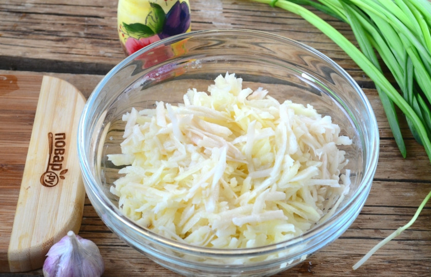 1. Этап. Цмунда: Картофель натрите на крупной терке, отожмите выделившийся сок.