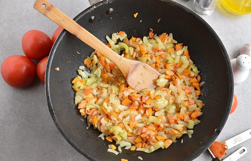 1. Этап. Икра из баклажанов на зиму: Добавьте кубики сладкого перца и жарьте еще 5 минут, помешивая. Огонь ниже среднего.