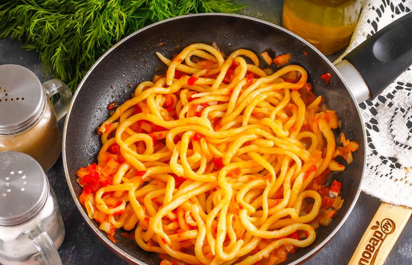 1. Этап. Пичи: Выложите в соус отваренную пасту. Можно добавить немного сушеного или свежего базилика. Перемешайте и прогрейте примерно 1 минуту.