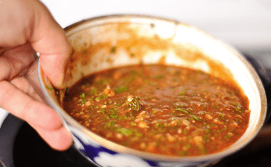 1. Этап. Бефстроганов из телятины: 6. Когда наше мясо будет готово, вливаем смешанную ранее томатную смесь с чесноком и зеленью. Тушим еще 5 минут под закрытой крышкой.