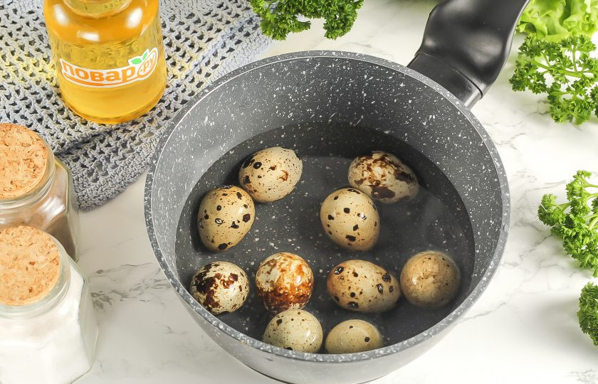 1. Этап. Перепелиные яйца по-китайски: Перепелиные яйца выложите в ковш или кастрюлю, залейте теплой водой и отварите в течение 5 минут. Затем остудите и очистите от скорлупы, промойте в воде.