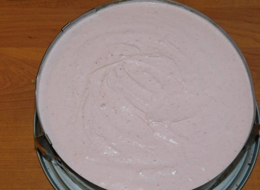 1. Этап. Торт Крем а-ля крем: Выложите массу в форму на бисквитную основу и уберите в холодильник на несколько часов, чтобы торт хорошо застыл.