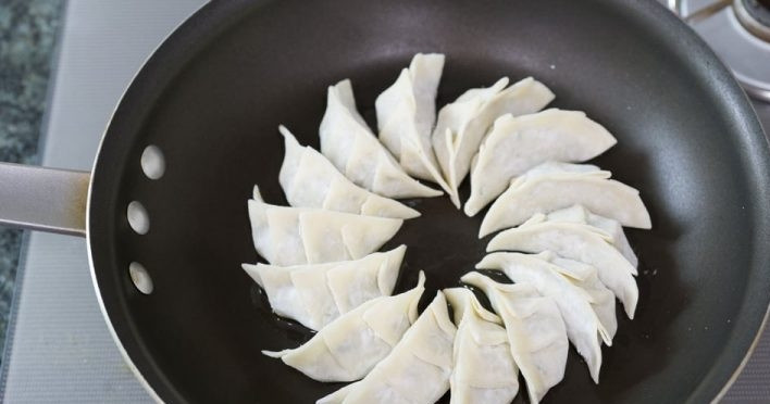 1. Этап. Японские пельмени Гедза с горгонзолой: 5. В сковороду налейте растительное масло и выложите «Гедза» цветочком, обжаривайте до появления румяной корочки.