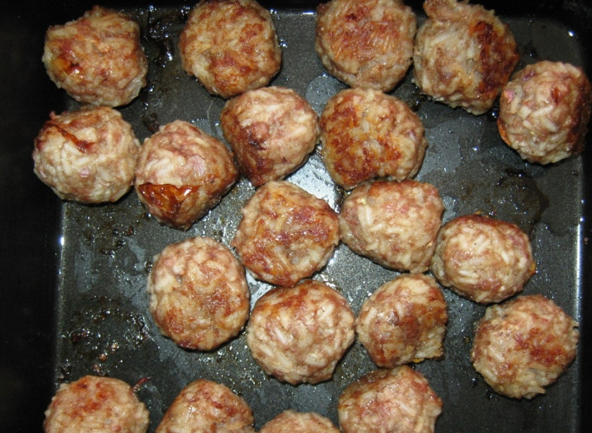 1. Этап. Котлеты с рисом в духовке: Котлеты запекаем в духовке до готовности. Температура 200 градусов.