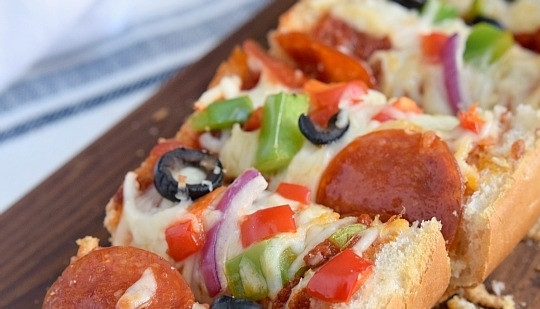 1. Этап. Пицца на батоне в духовке: 5. Перед подачей аккуратно нарежьте порционными кусочками и при желании присыпьте свежей зеленью. Приятного аппетита!