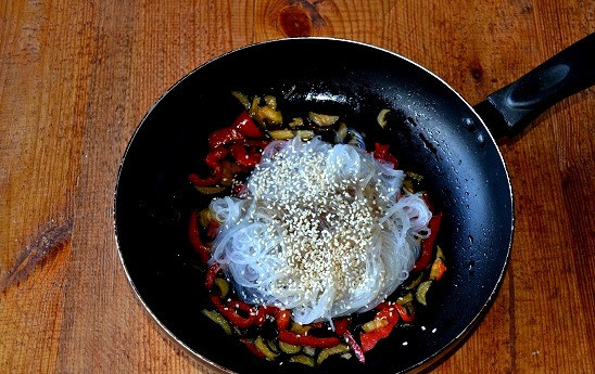 1. Этап. Салат с фунчозой и баклажанами: Присыпьте кунжутом. По вкусу добавьте острый перец, при желании.