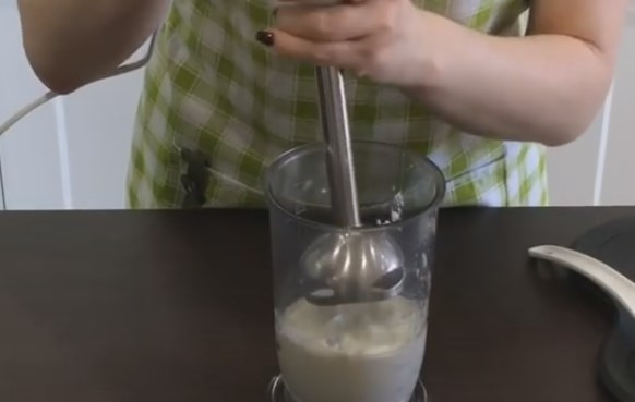 1. Этап. Домашний йогурт со злаками: 4. Чтобы сделать питьевой йогурт, перелейте часть в блендер и взбейте.