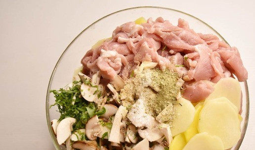 1. Этап. Картофельная запеканка с мясом: Измельчаю зелень. В миске, соответствующего размера соединяю все компоненты запеканки: мясо, картофель, грибы, зелень, чесночный порошок, паприку, орегано, тимьян, черный молотый перец, соль. Вливаю растительное масло и перемешиваю.