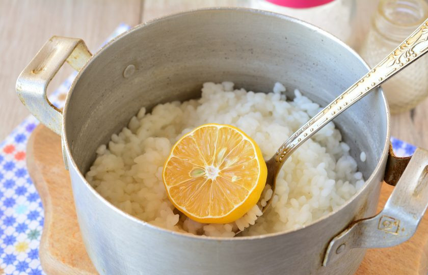 1. Этап. Рис для роллов без уксуса: Полейте рис лимонным соком и перемешайте. Заготовка для роллов готова.