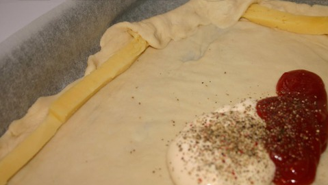 1. Этап. Пицца с сырными бортиками: 1. Тесто разморозим, раскатаем в тонкий пласт. Сделаем вилкой несколько отверстий, чтобы тесто не 