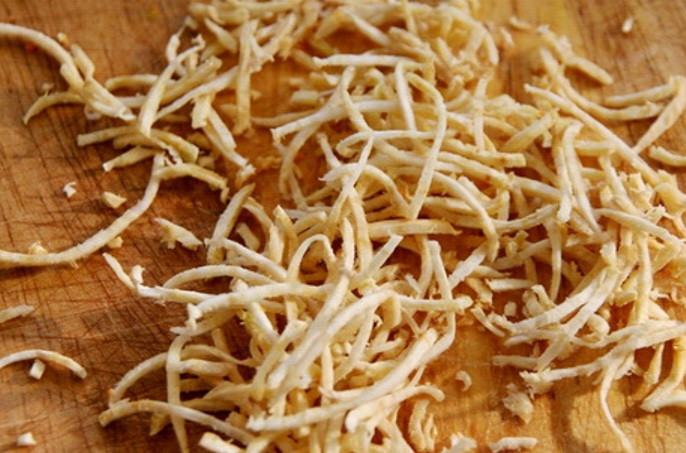 1. Этап. Салат из сырой моркови: Также натрите очищенный корень сельдерея.