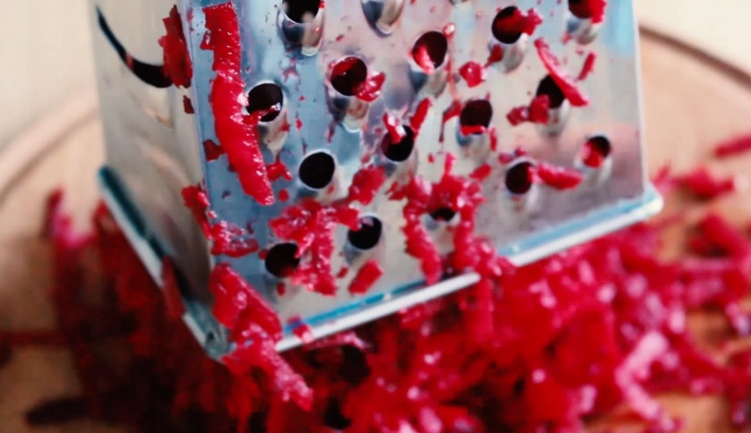 1. Этап. Диетический салат Метёлка: 1. Все ингредиенты должны быть сырыми. Натрите на терке свеклу, предварительно надев перчатки, чтобы не испачкать руки.