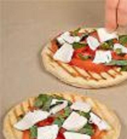 1. Этап. Пицца с помидорами и моцареллой: 6. На каждую лепешку выложить помидоры и листики базилика. Сверху, по всей поверхности лепешки разложить кусочки моццареллы. Опять положить лепешки с начинкой на гриль, чтобы сыр расплавился. Пиццу можно выложить на порционные тарелочки, сбрызнуть оливковым маслом, посолить. Можно есть! Приятного аппетита!