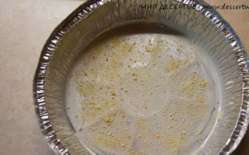 1. Этап. Шарлотка из сухарей с яблоками: Форму смазать маслом и посыпать сухарями.