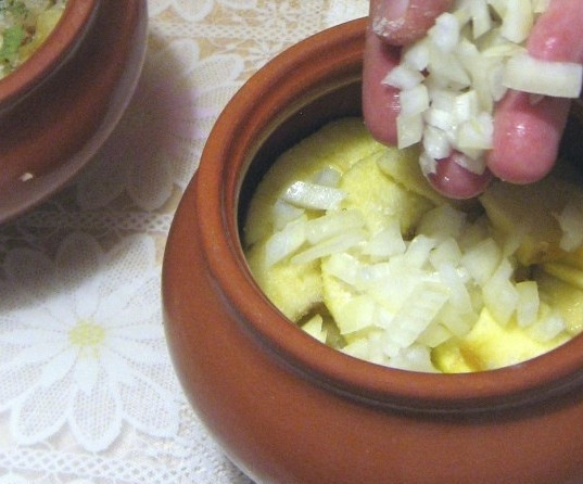1. Этап. Картофель в горшочках в духовке: Уложить на яблоки лук.