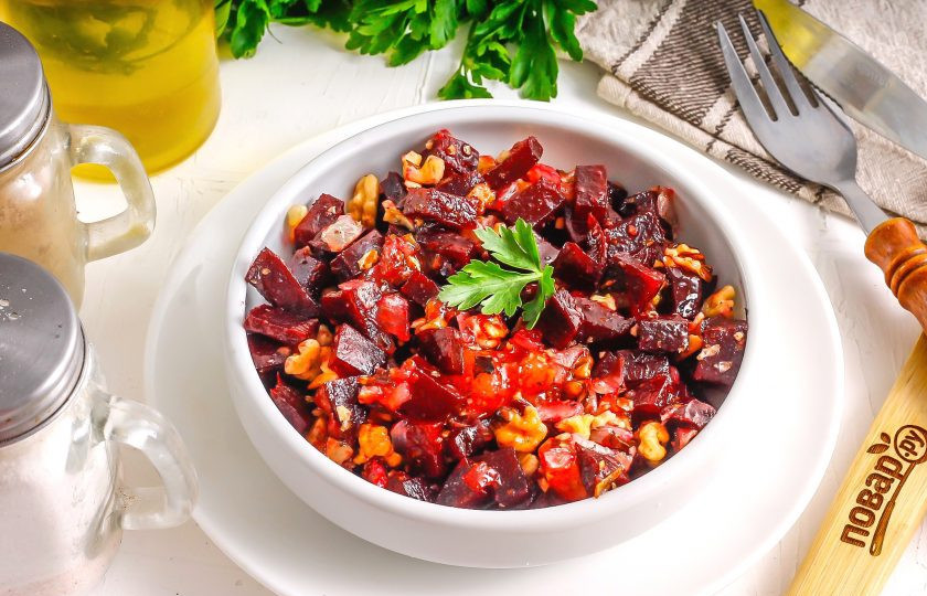 1. Этап. Свекла по-монастырски: Выложите салат в тарелки или креманки, подайте к столу.