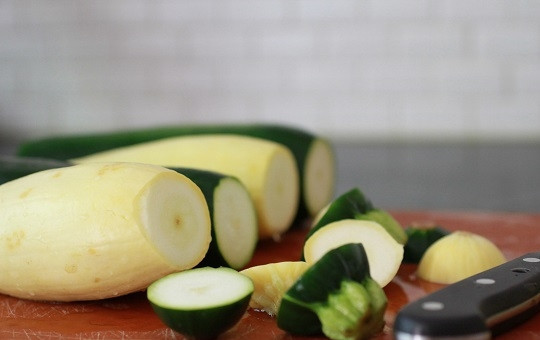 1. Этап. Кабачковые оладьи Минутка: 1. Молодые кабачки и цуккини вымойте, обсушите, удалите хвостики и нарежьте крупными кусочками. Очистите лук и чеснок.