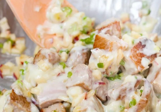 1. Этап. Рыбный салат: 5. По вкусу солю салат и заправляю майонезом, еще раз все перемешиваю.