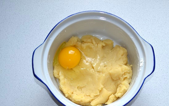 1. Этап. Заварные французские булочки: Когда тесто немного остынет, вбивайте по одному яйцу, тщательно вымешивая.