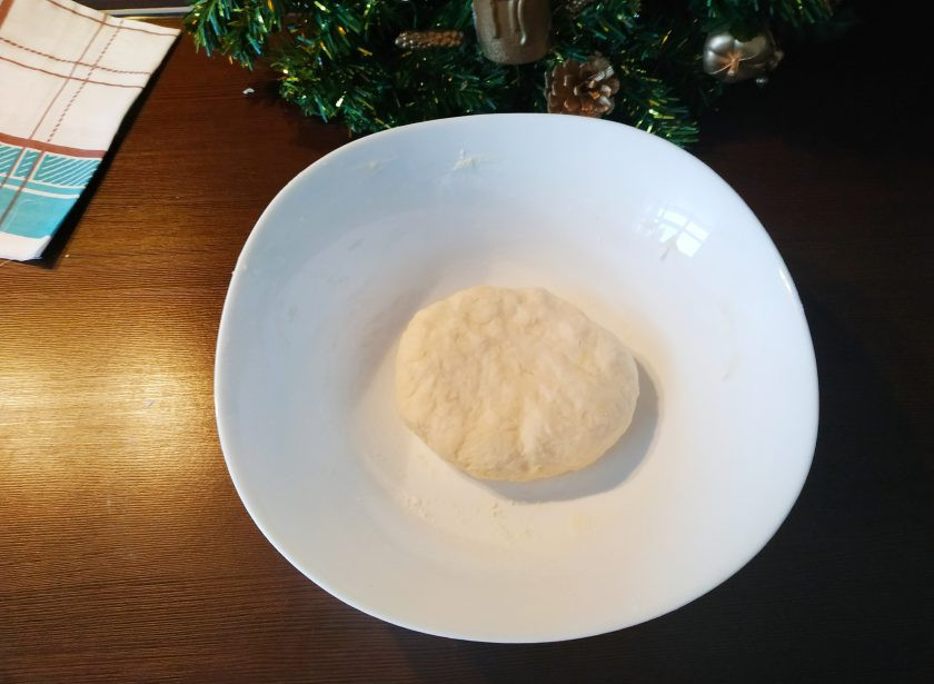 1. Этап. Цзяоцзы: Теперь аккуратно лопаткой или руками, как вам удобнее, замесите тесто. Если нужно, добавьте немного муки. Тесто должно получиться очень мягким и эластичным.