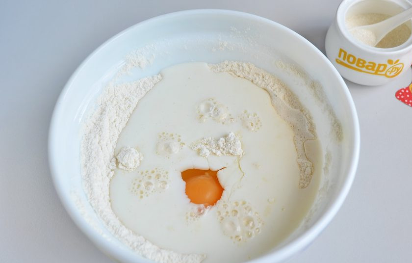 1. Этап. Блины-сердечки: 3. Влейте молоко и вбейте яйцо. Венчиком сделайте массу однородной, без комочков. Можно добавить щепотку ванильного сахара или ванильного экстракта каплю.