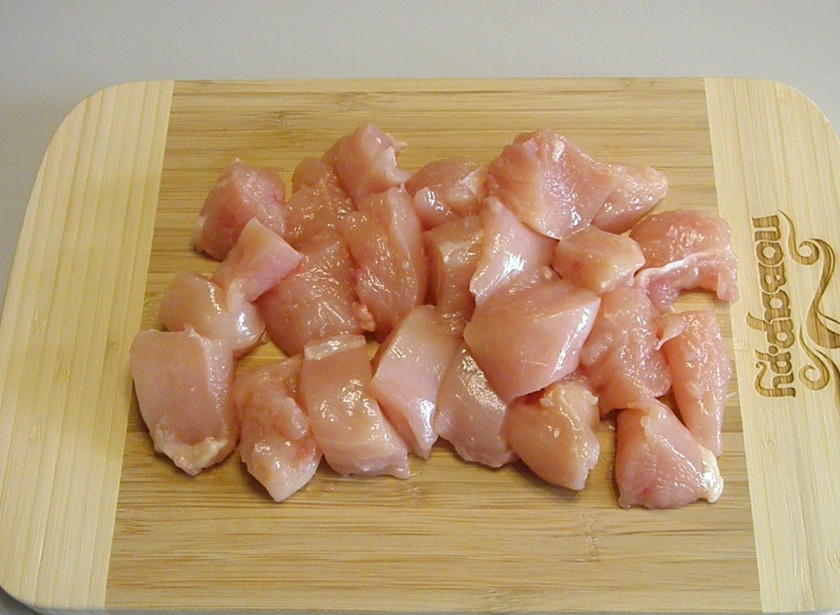 1. Этап. Куриная грудка с картошкой в мультиварке: Порежьте куриное мясо на кусочки среднего размера.